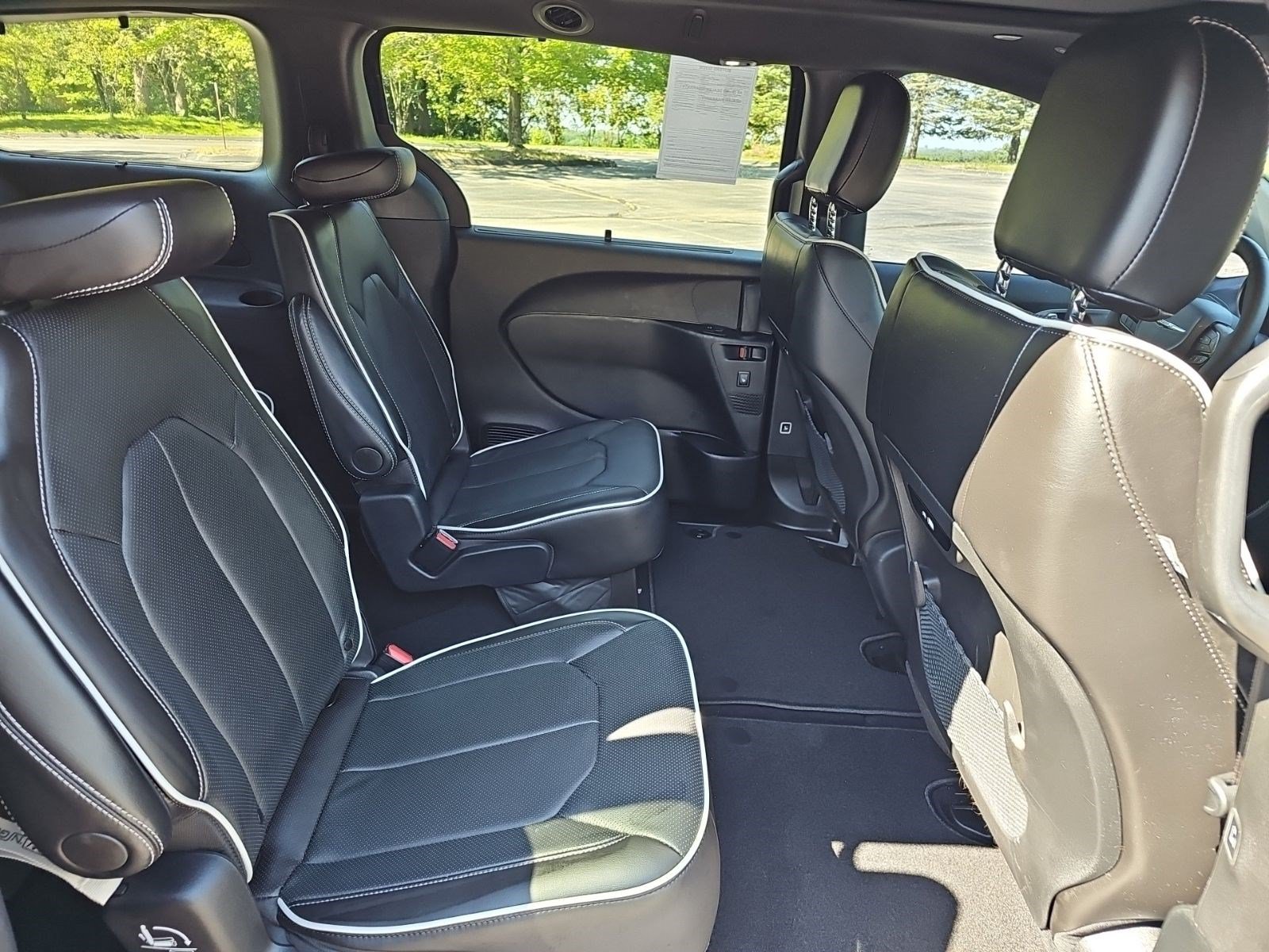 Used 2025 Chrysler Pacifica Limited FWD image 15