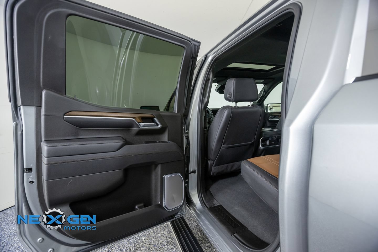 Used 2025 Chevrolet Silverado 1500 High Country w/ Technology Package AWD/4WD image 26