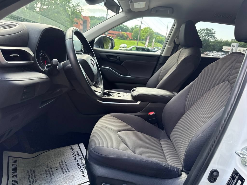 Used 2022 Toyota Highlander LE AWD/4WD image 9