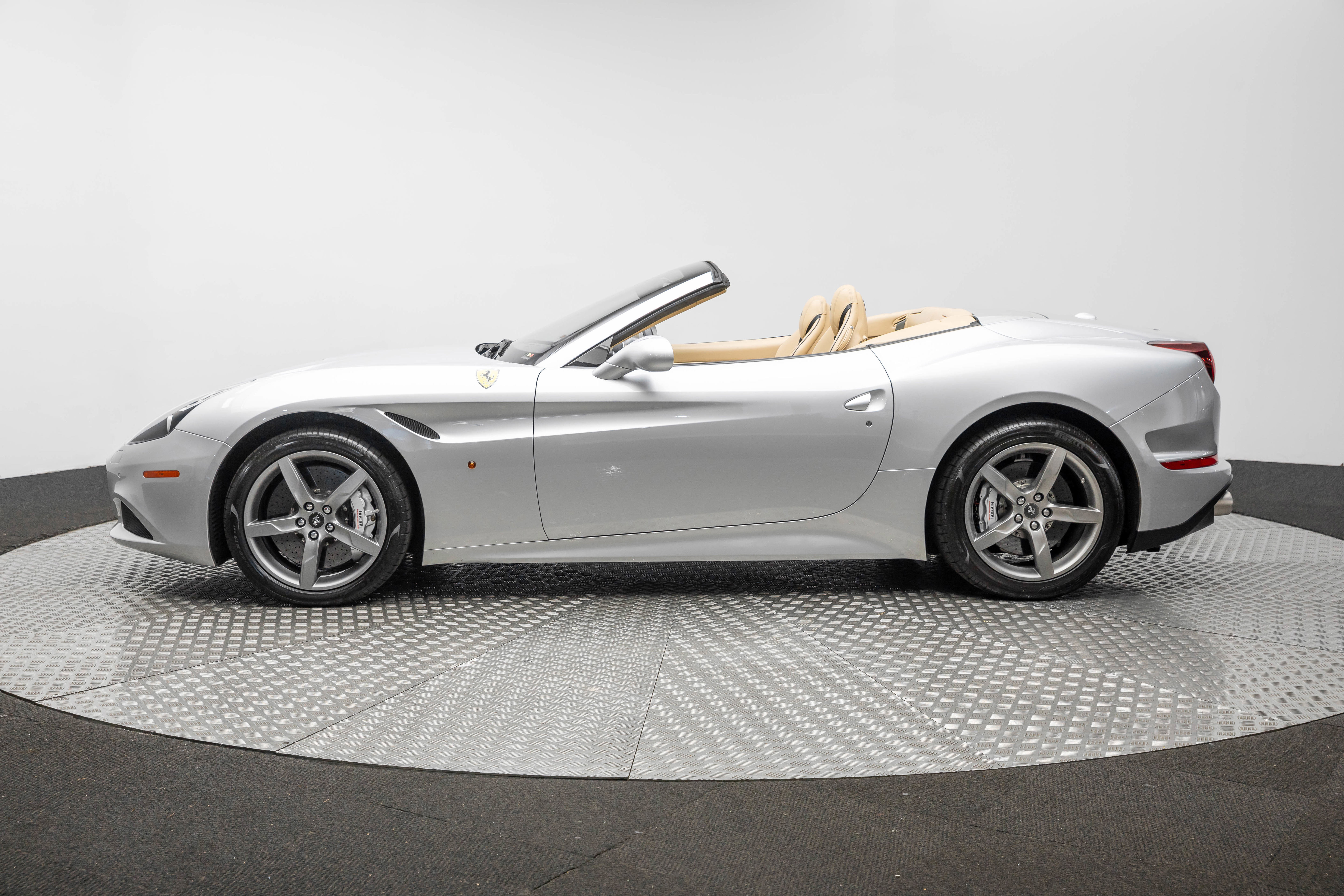 Certified 2016 Ferrari California T image 2