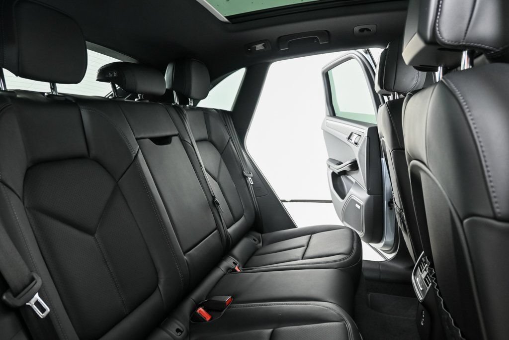 Certified 2026 Porsche Macan AWD/4WD image 22