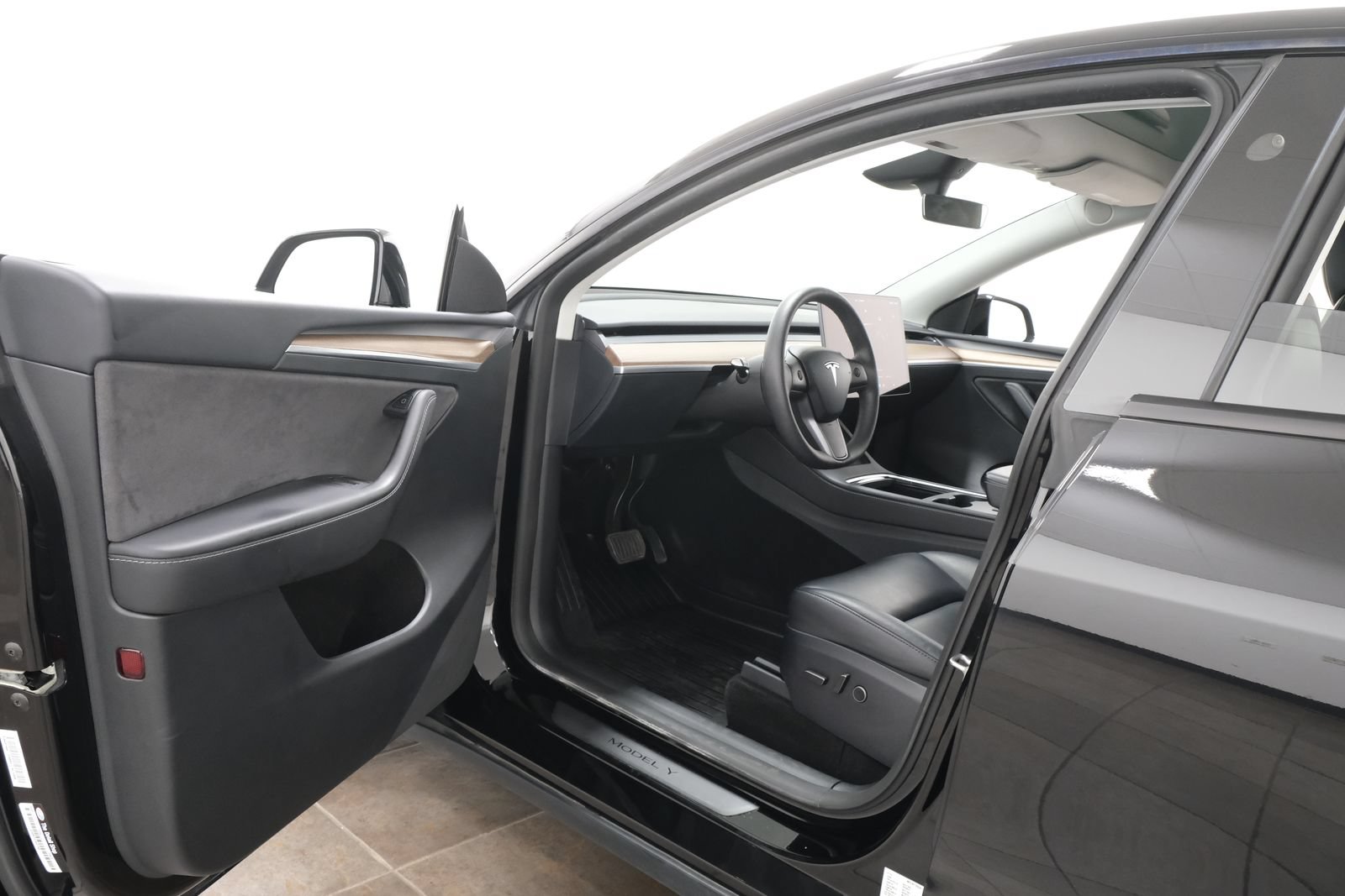 Used 2024 Tesla Model Y Long Range AWD/4WD image 24