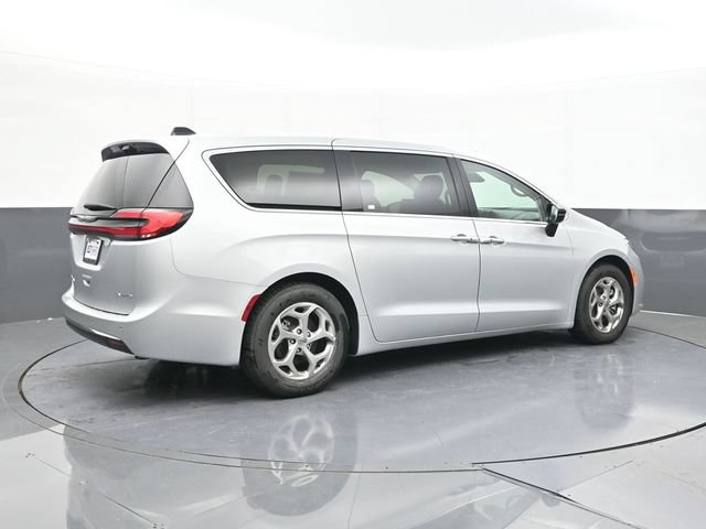 Used 2024 Chrysler Pacifica Limited FWD image 15