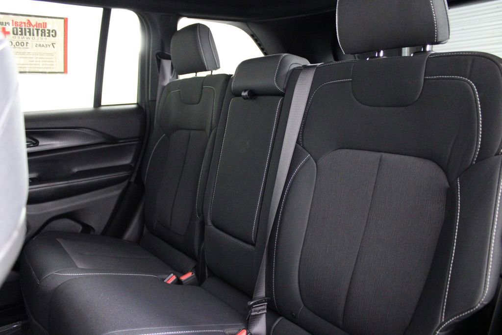 Used 2025 Jeep Grand Cherokee Laredo image 19