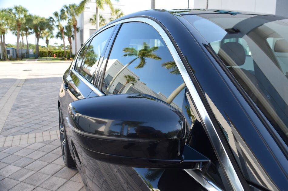 Used 2018 BMW 530e w/ Premium Package 2 RWD image 29