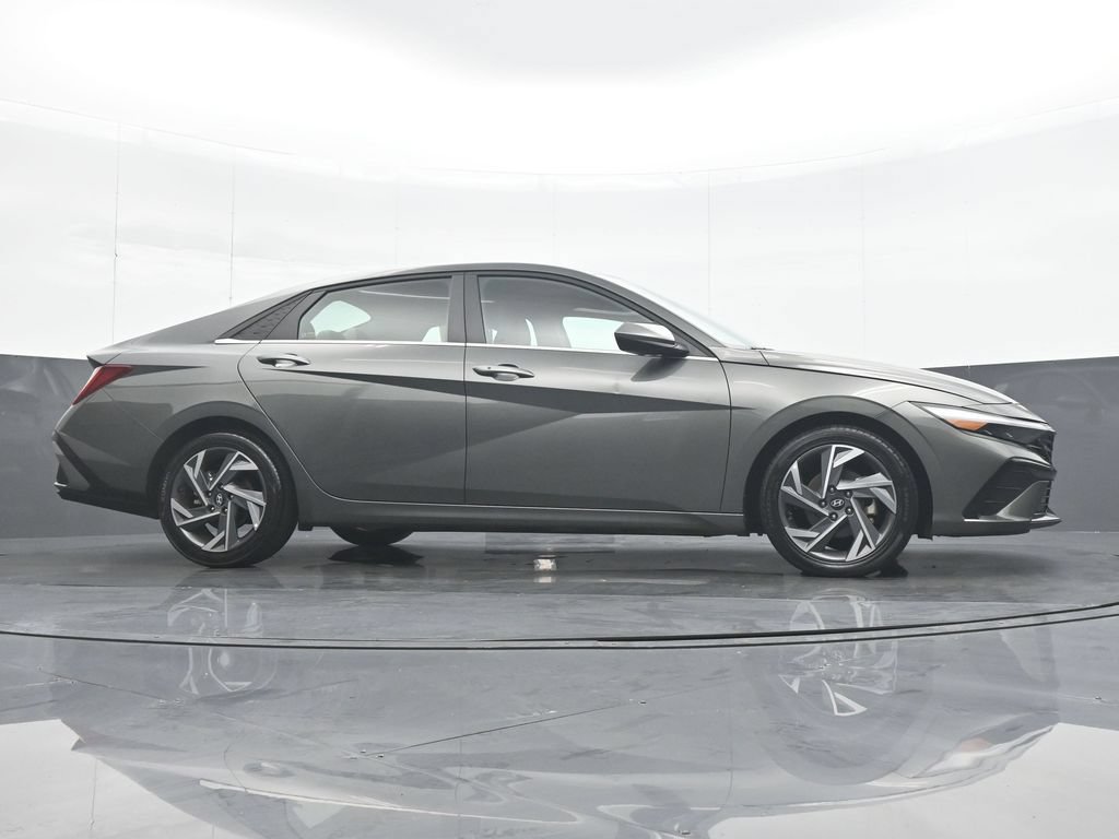 Used 2025 Hyundai Elantra SEL FWD image 31