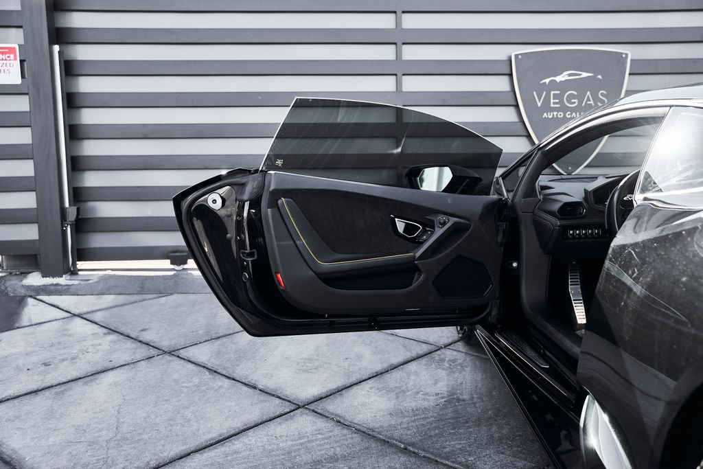 Used 2021 Lamborghini Huracan EVO image 31