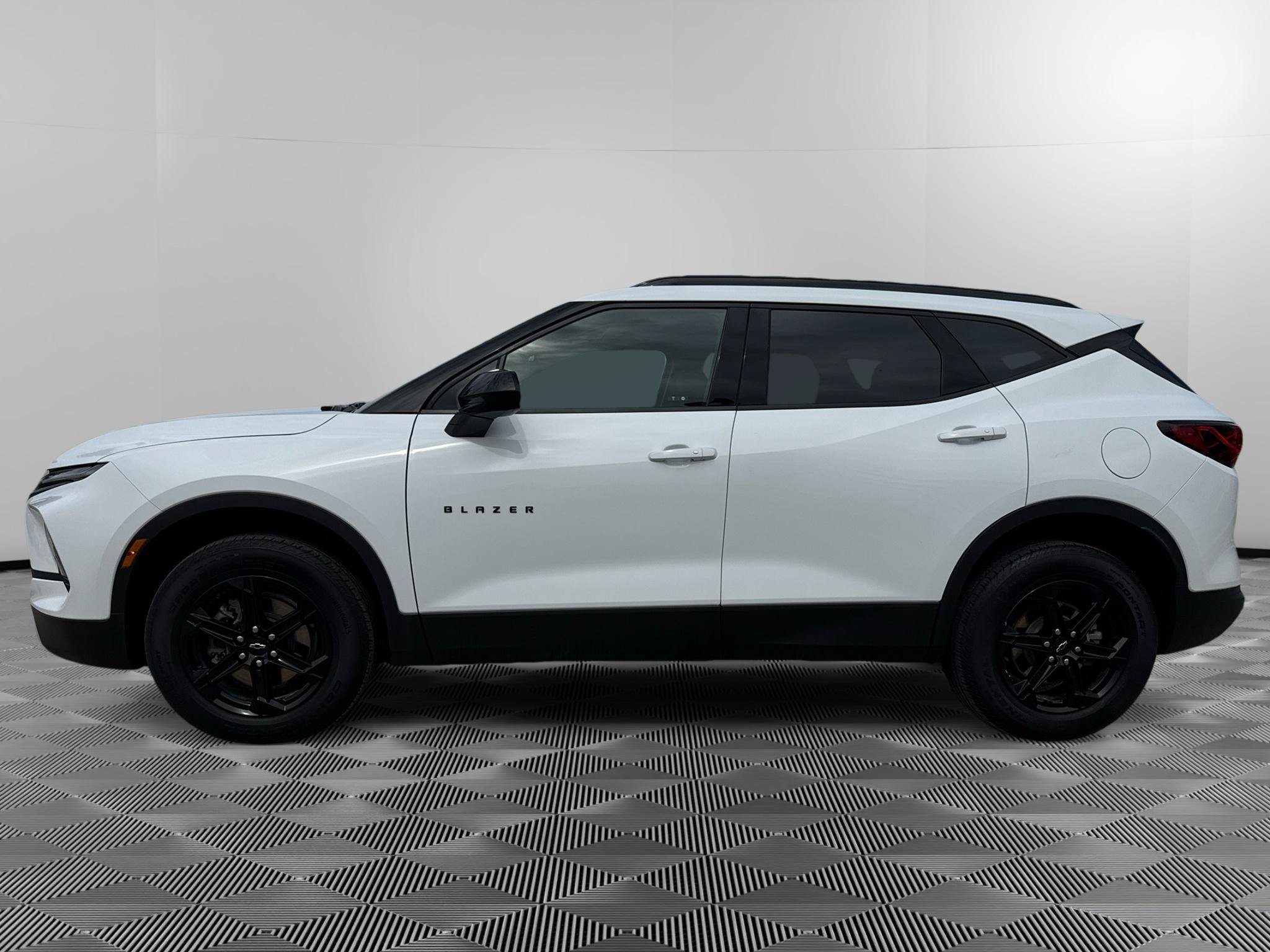 Used 2025 Chevrolet Blazer LT w/ Convenience Package FWD image 2