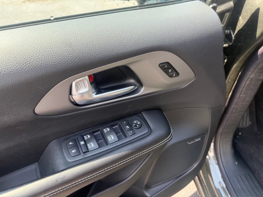 New 2027 Chrysler Pacifica Limited FWD image 12