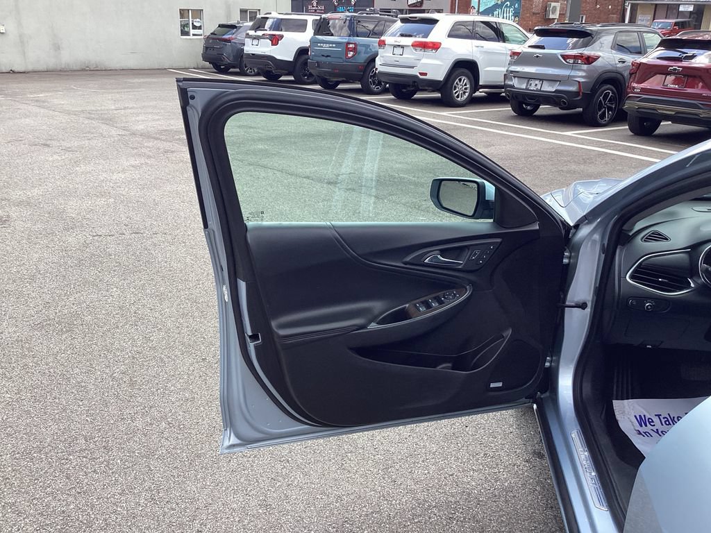Used 2017 Chevrolet Malibu Premier w/ Premier Sun and Wheel Package FWD image 17