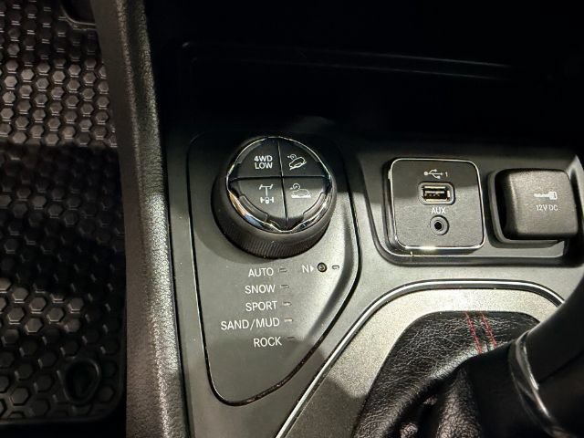 Used 2020 Jeep Cherokee Trailhawk w/ Cold Weather Group AWD/4WD image 35