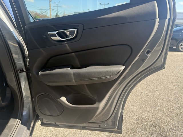 Used 2018 Volvo XC60 T6 Momentum w/ Convenience Package image 35