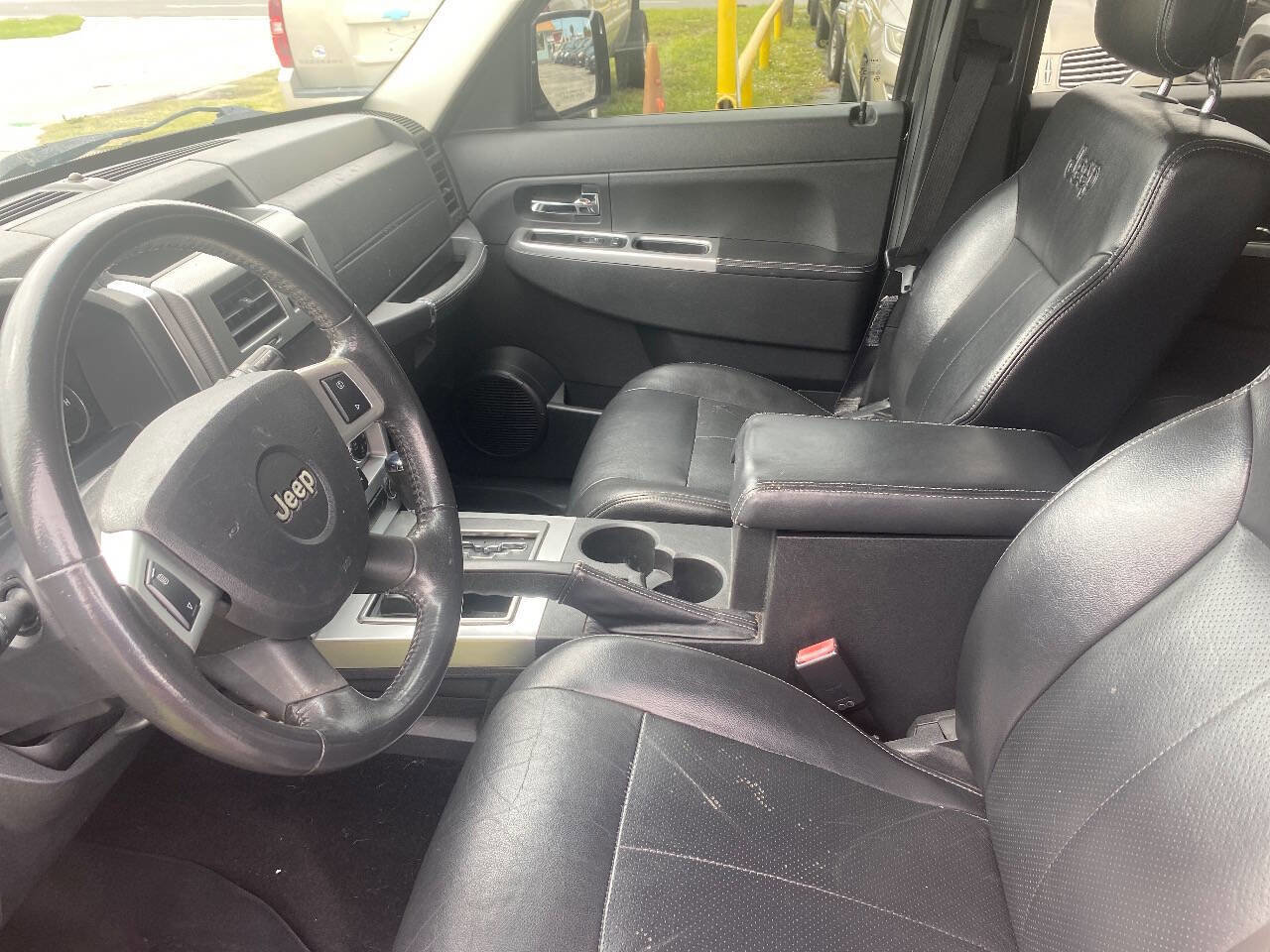 Used 2010 Jeep Liberty Limited w/ Tire & Wheel Group AWD/4WD image 5