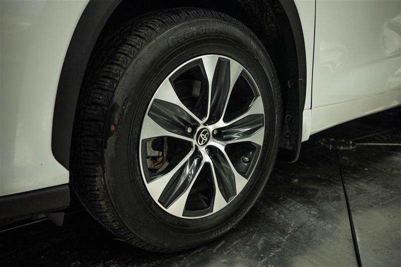 Used 2022 Toyota Highlander XLE AWD/4WD image 3