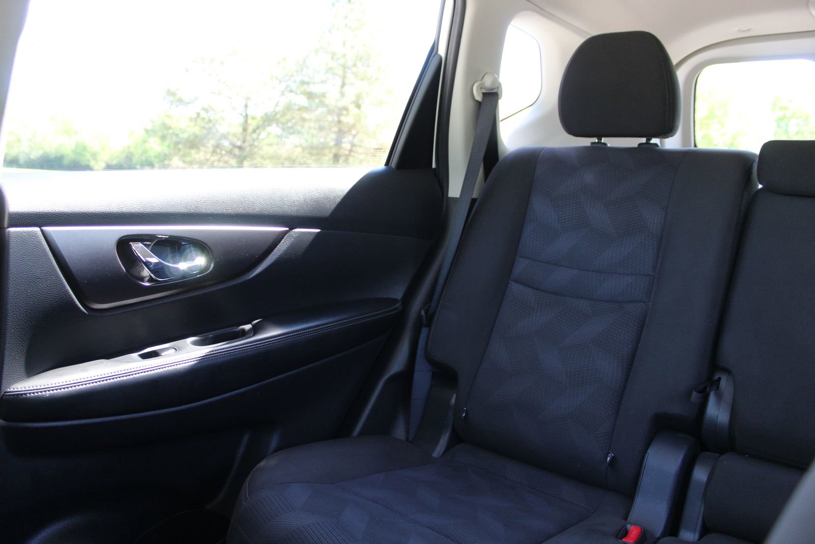 Used 2015 Nissan Rogue SV w/ SV Premium Package image 12