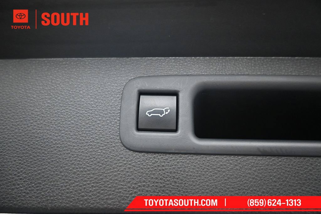 Used 2022 Toyota Highlander XLE AWD/4WD image 31