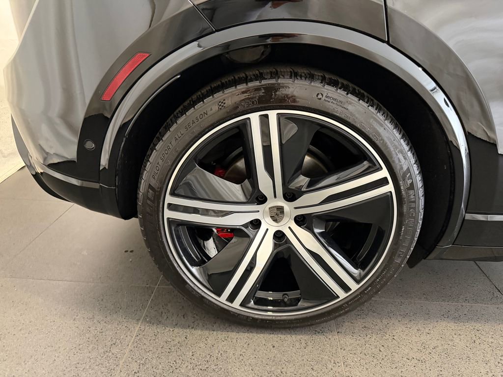 Certified 2025 Porsche Macan Turbo Electric AWD/4WD image 12