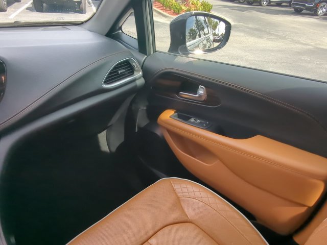 Used 2023 Chrysler Pacifica Pinnacle FWD image 20
