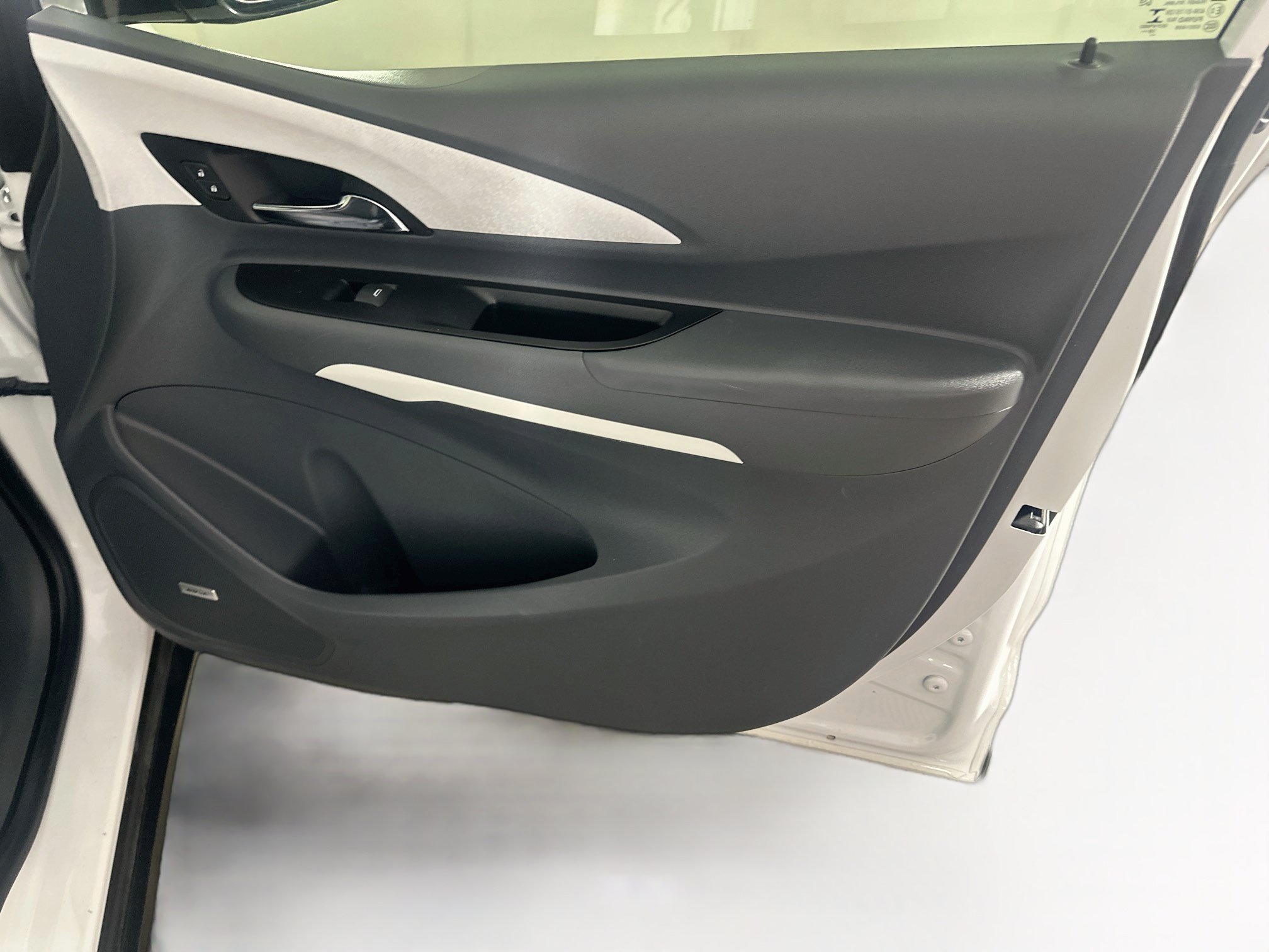 Used 2019 Chevrolet Bolt Premier w/ Infotainment Package FWD image 30