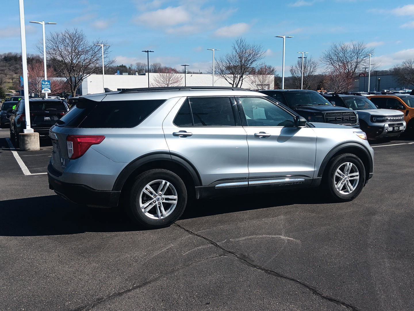 Used 2024 Ford Explorer XLT w/ Equipment Group 202A image 4