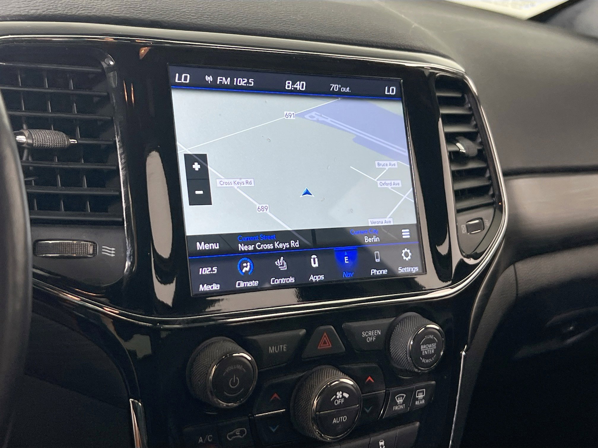 Used 2022 Jeep Grand Cherokee Laredo X image 13