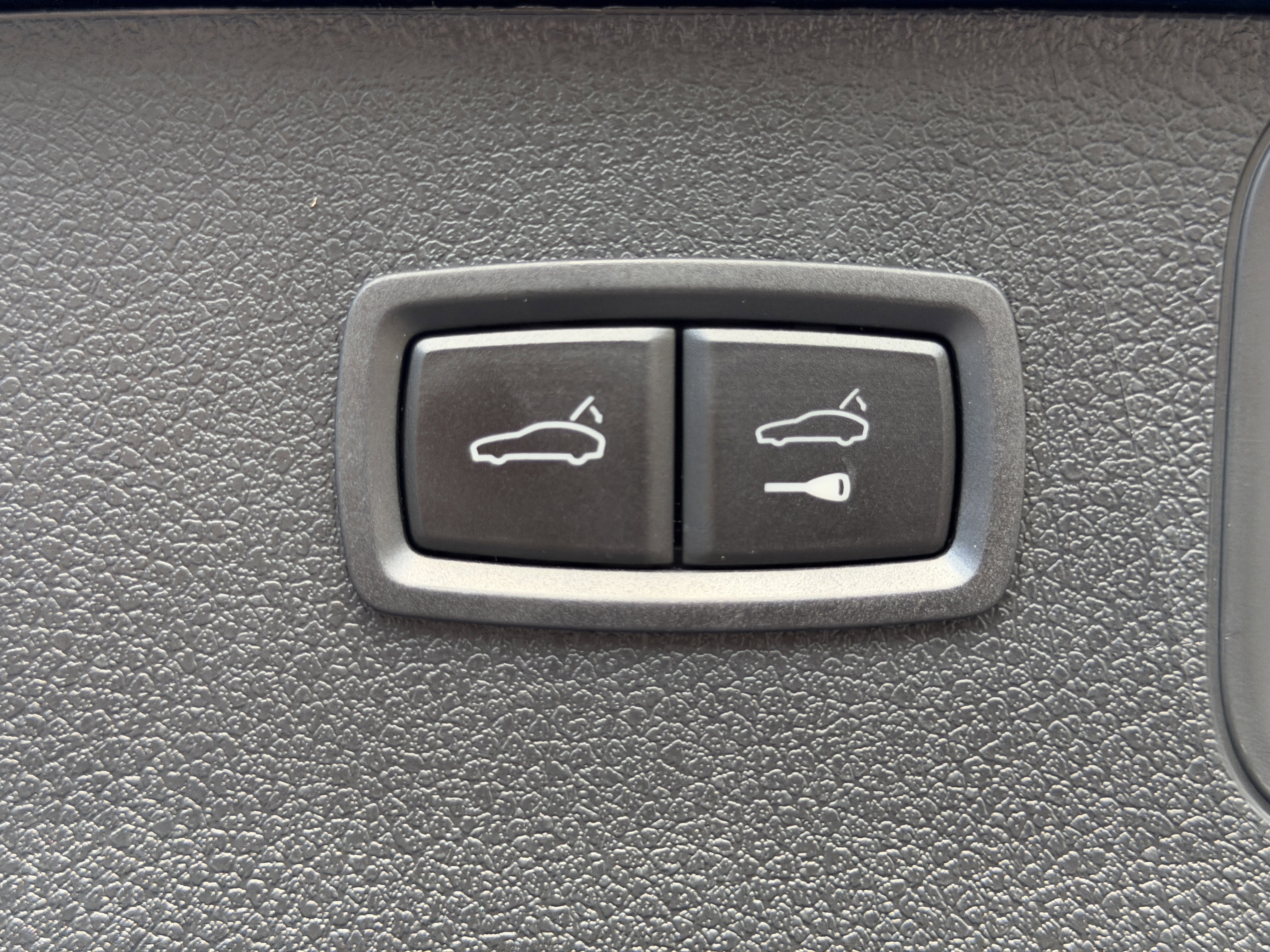 Certified 2025 Porsche Macan Turbo image 16