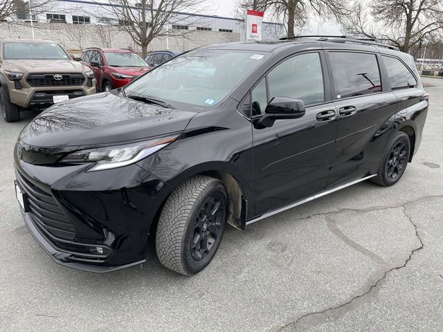 Used 2025 Toyota Sienna XLE Woodland Edition image 11