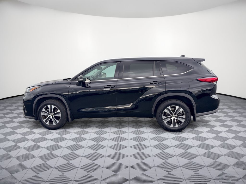 Used 2021 Toyota Highlander XLE AWD/4WD image 2