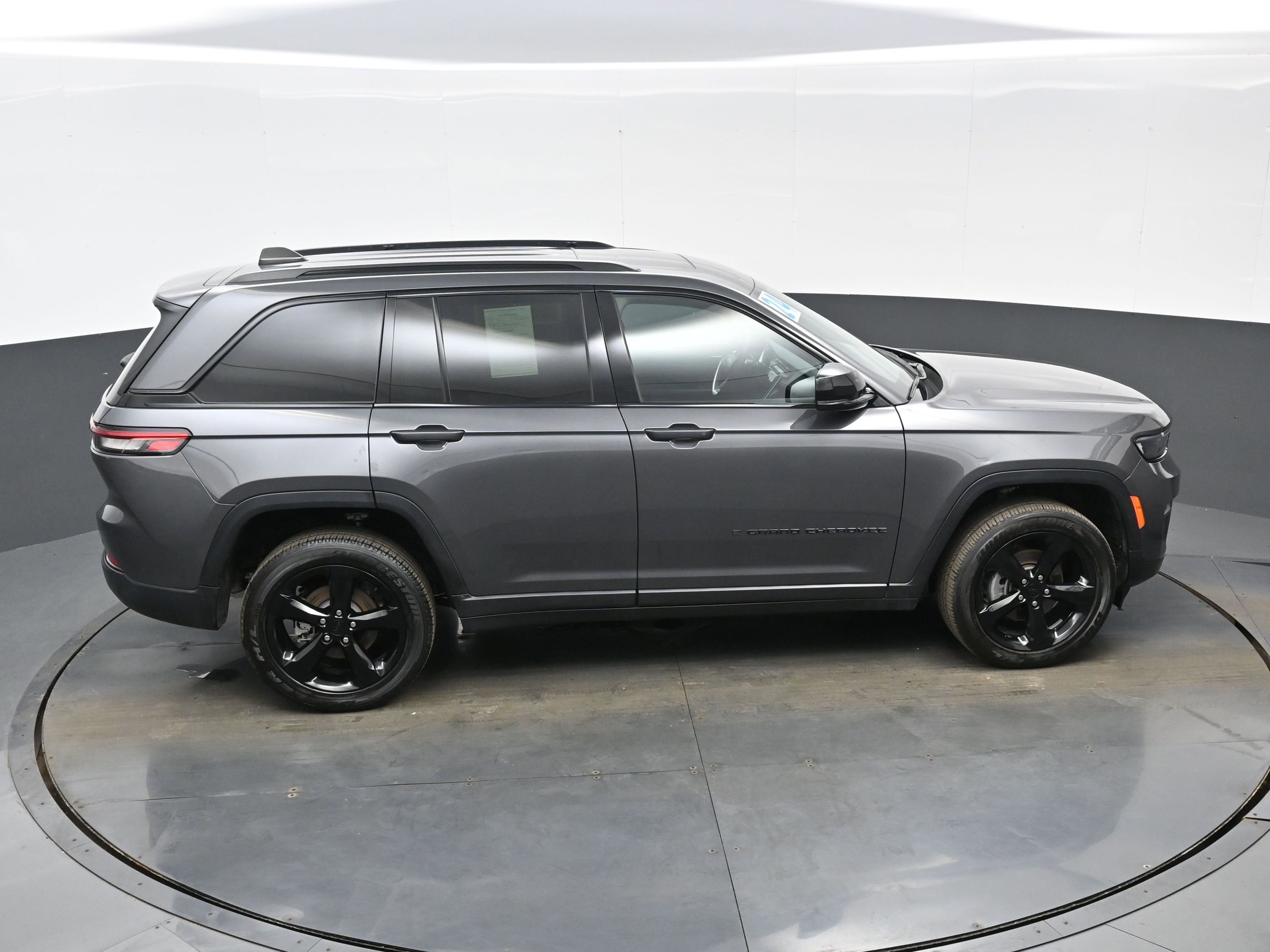 Used 2024 Jeep Grand Cherokee Altitude image 37