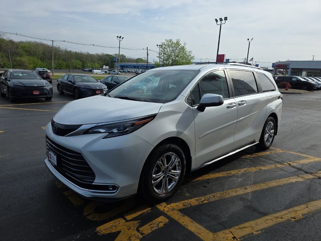 Used 2024 Toyota Sienna Platinum AWD/4WD image 9