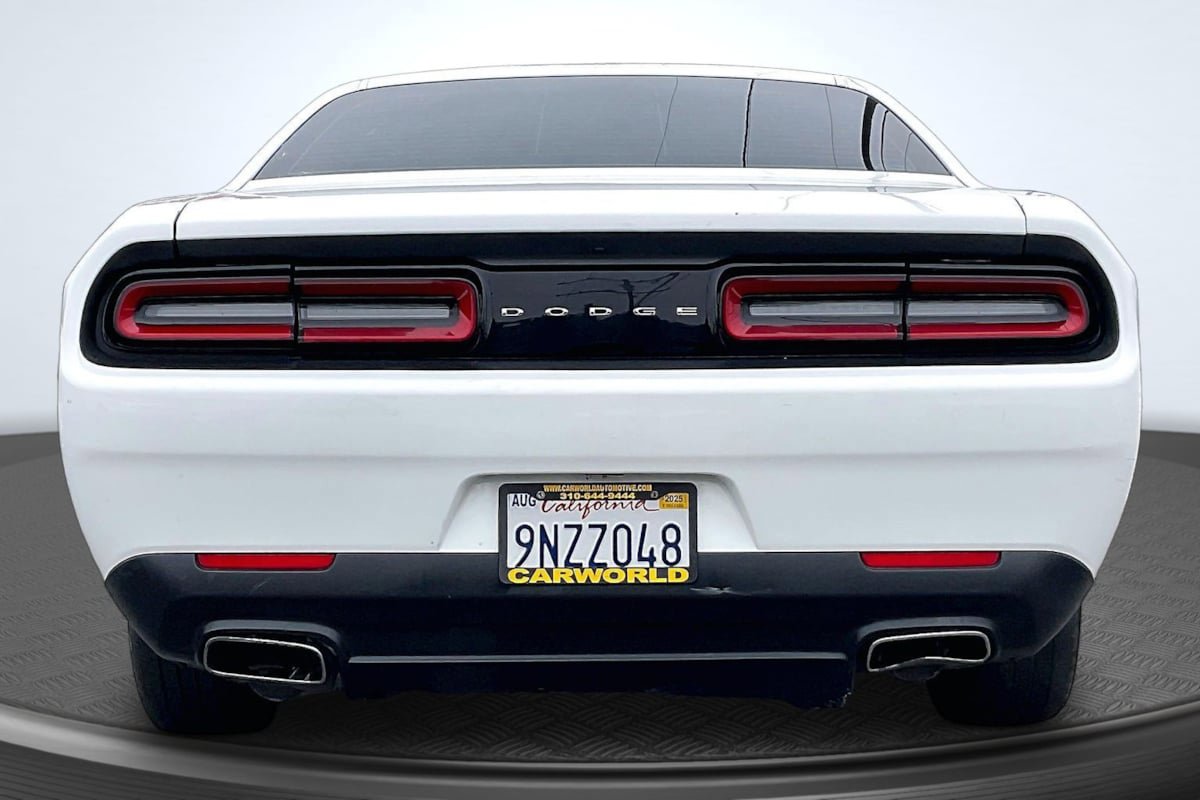 Used 2016 Dodge Challenger SXT RWD image 4