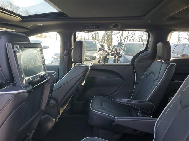 New 2026 Chrysler Pacifica Limited w/ Uconnect Theater Family Group image 40