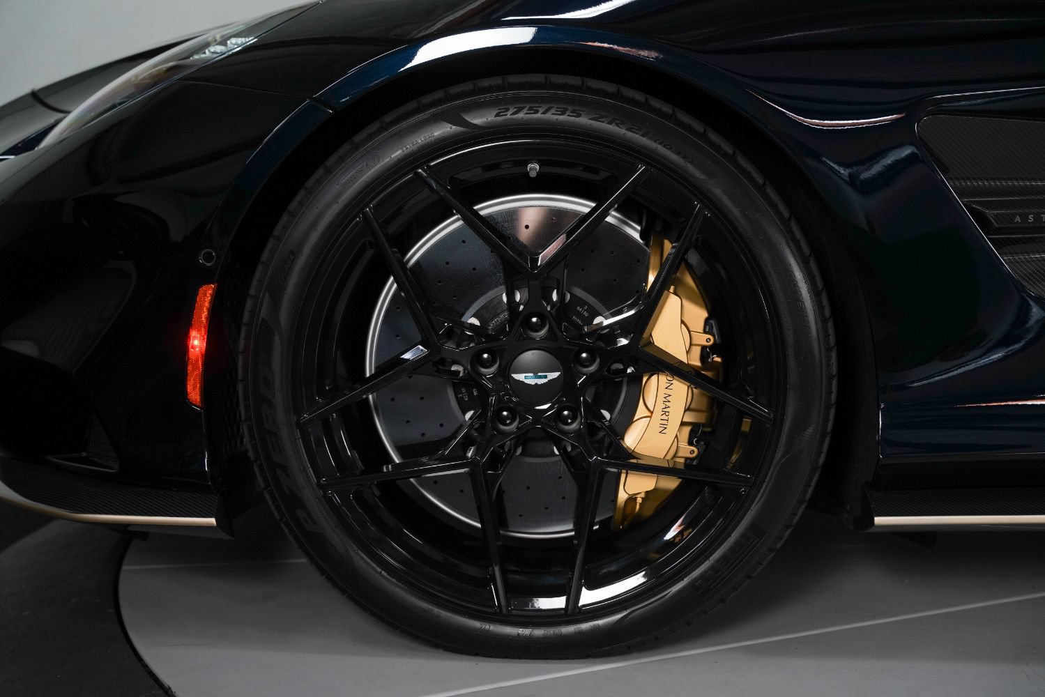 Used 2025 Aston Martin Vanquish RWD image 19