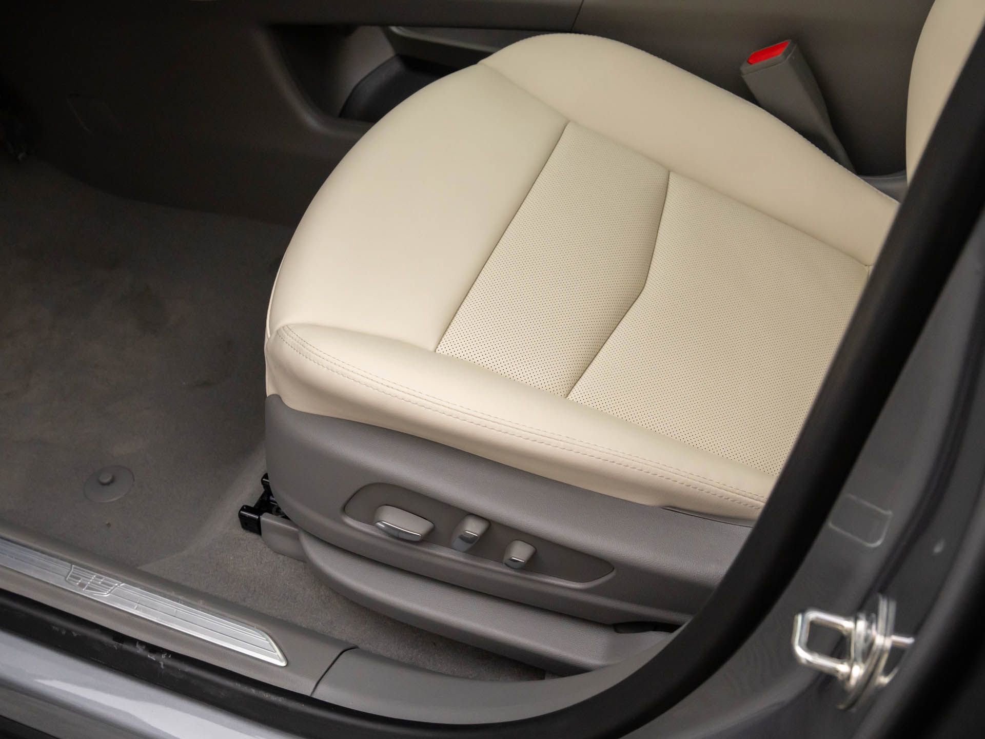 New 2026 Cadillac XT5 Premium Luxury w/ LPO, Floor Liner Package image 16