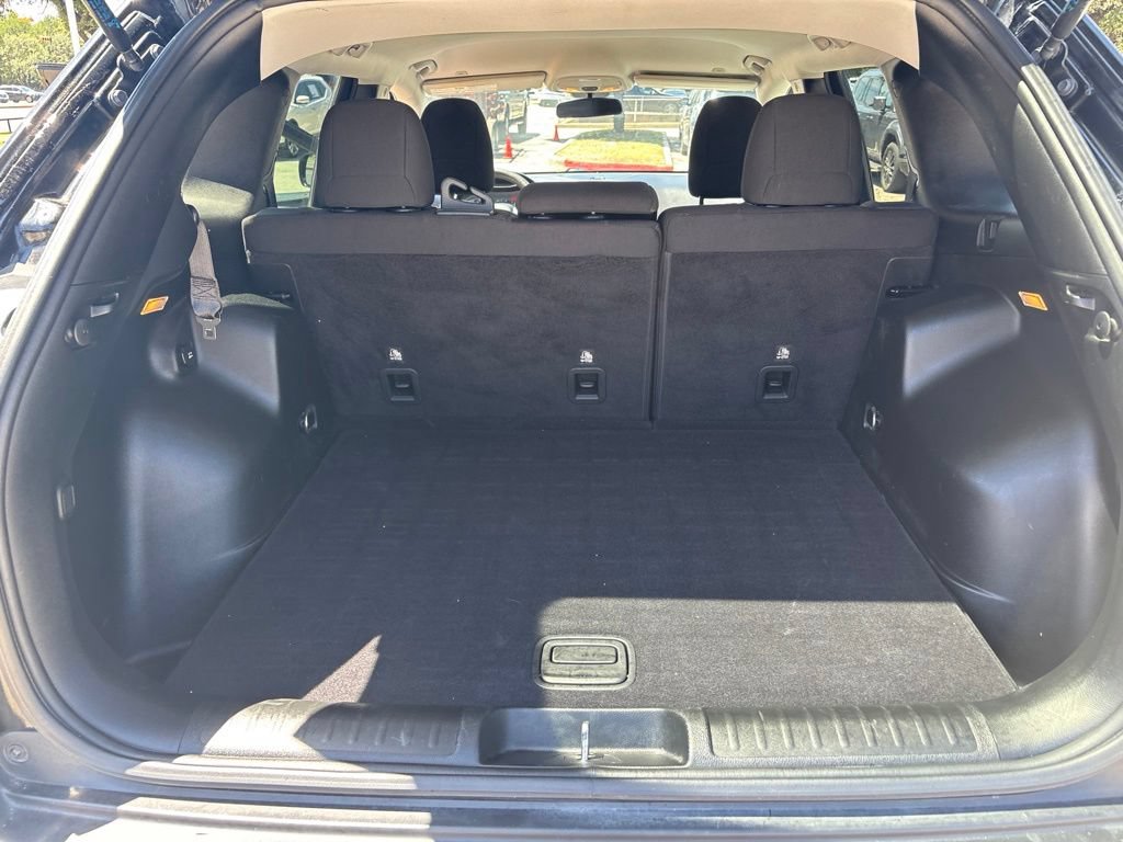 Used 2019 Jeep Cherokee Latitude w/ Popular Appearance Group FWD image 19