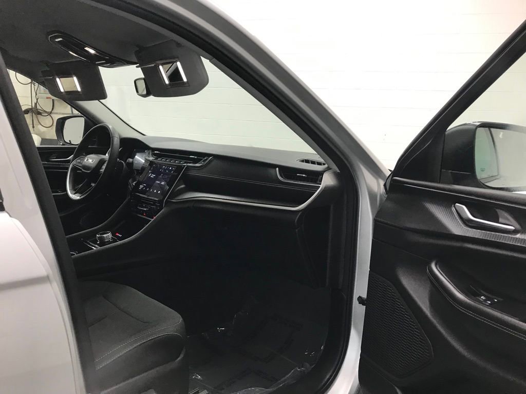 Used 2023 Jeep Grand Cherokee L Laredo image 32