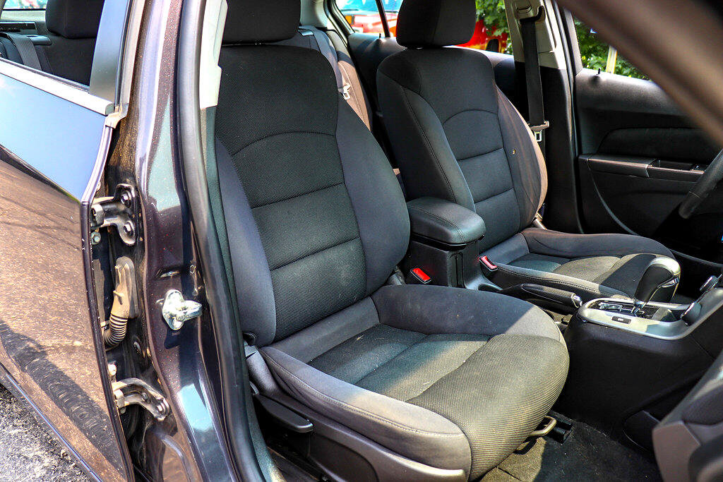 Used 2015 Chevrolet Cruze LT w/ Technology Package image 24