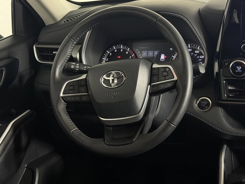 Used 2025 Toyota Highlander XLE FWD image 14