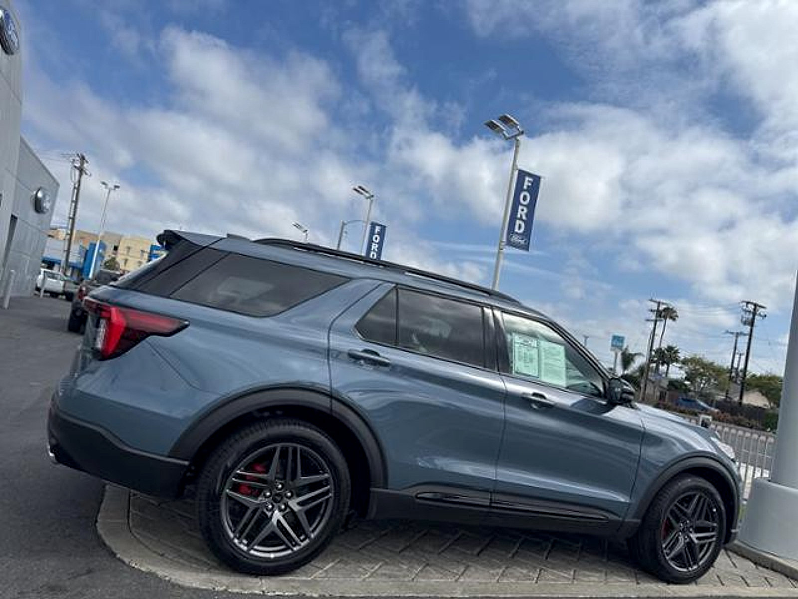 Used 2025 Ford Explorer ST w/ Sun And Sound Package AWD/4WD image 2