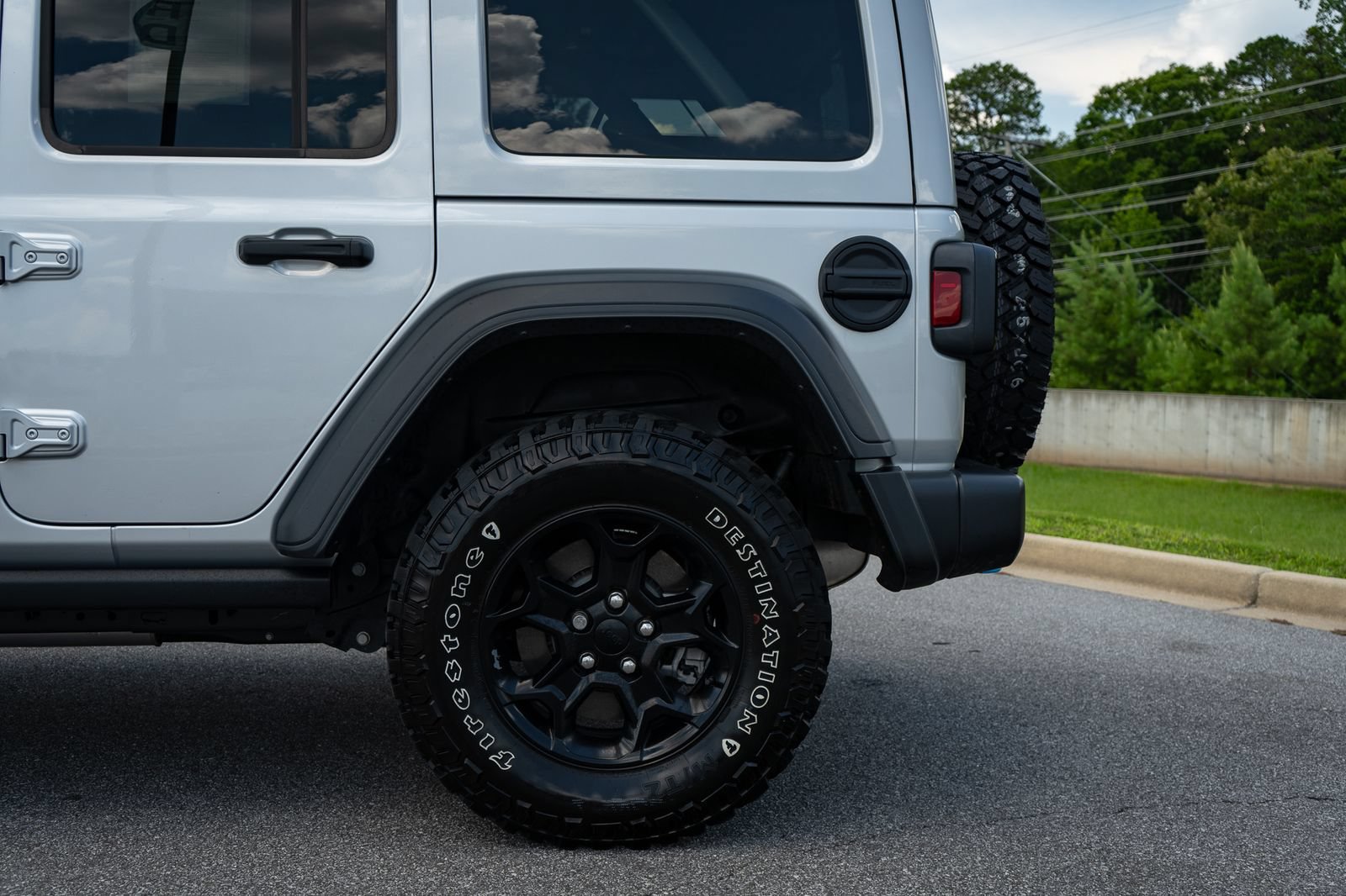 Used 2023 Jeep Wrangler Unlimited w/ Sun & Screen Package AWD/4WD image 6