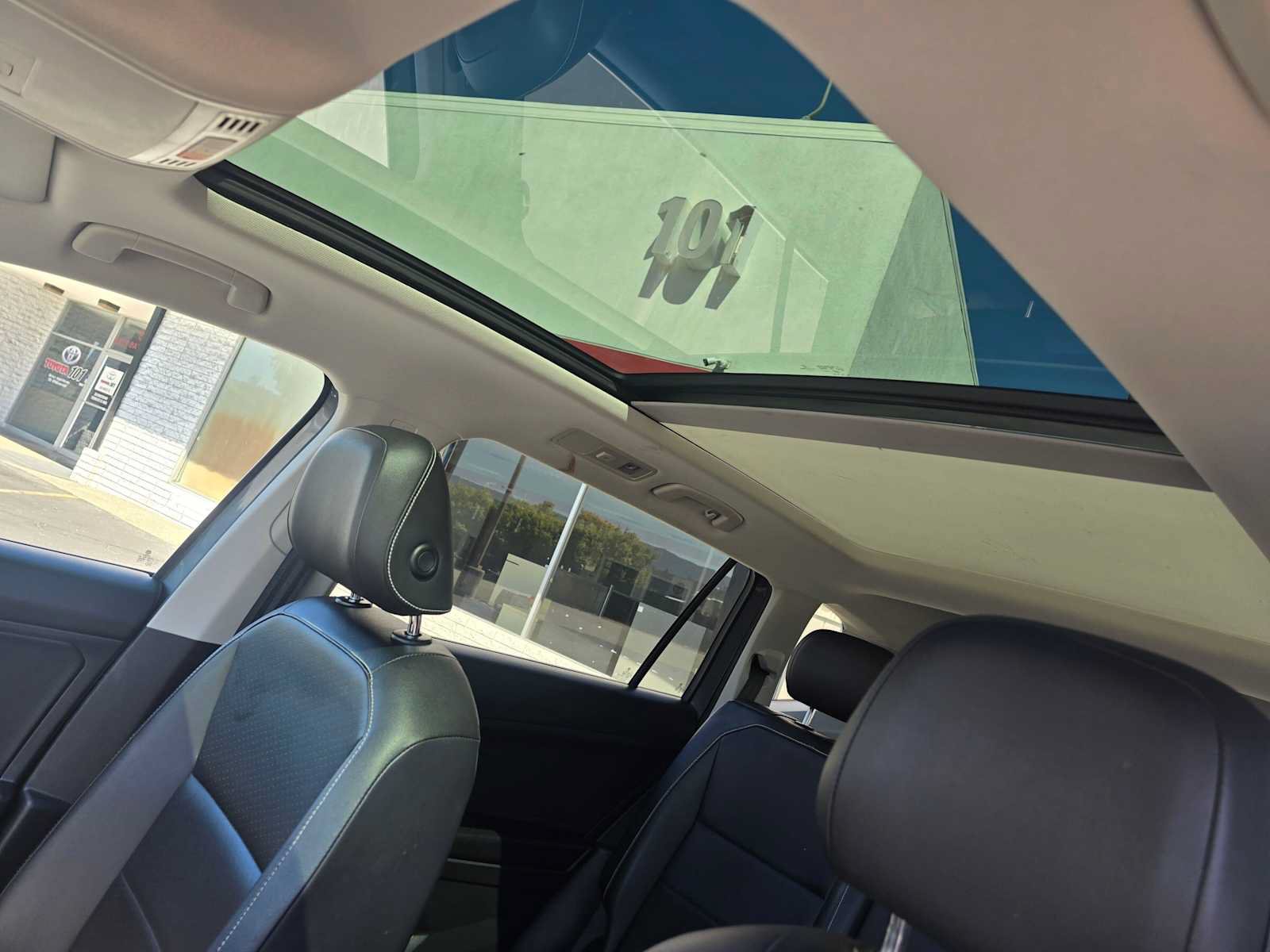 Used 2021 Volkswagen Tiguan SE w/ Panoramic Sunroof Package AWD/4WD image 24