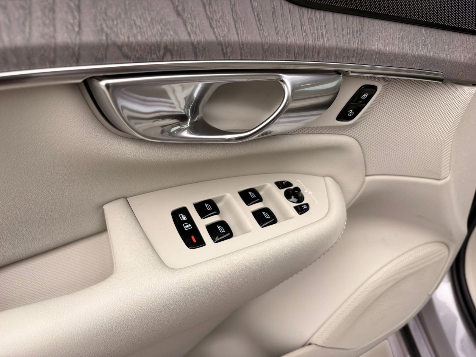 Used 2026 Volvo XC90 B6 Ultra w/ Protection Package image 13