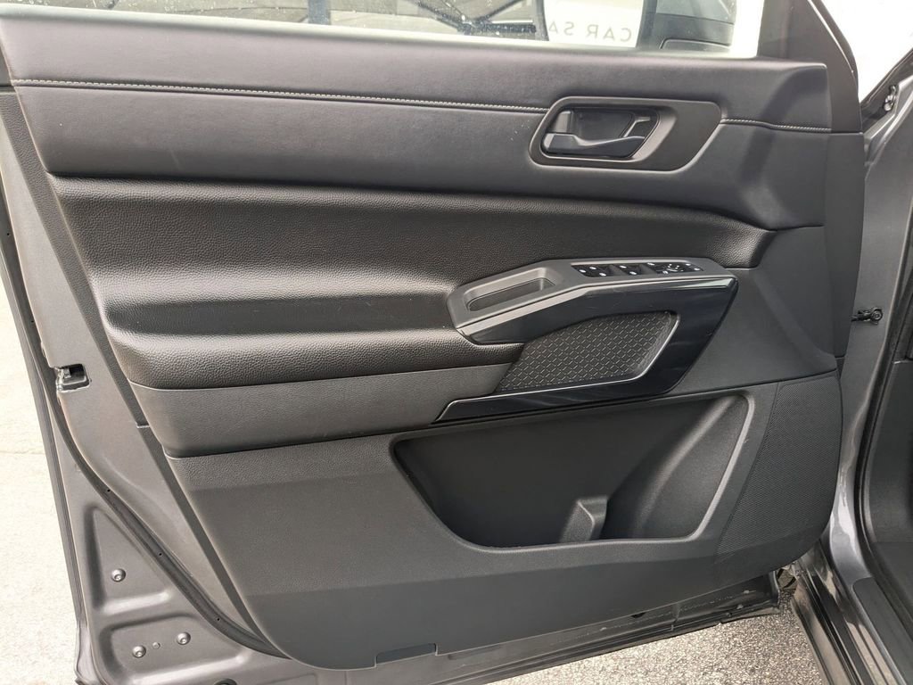 Used 2024 Nissan Pathfinder SV image 15