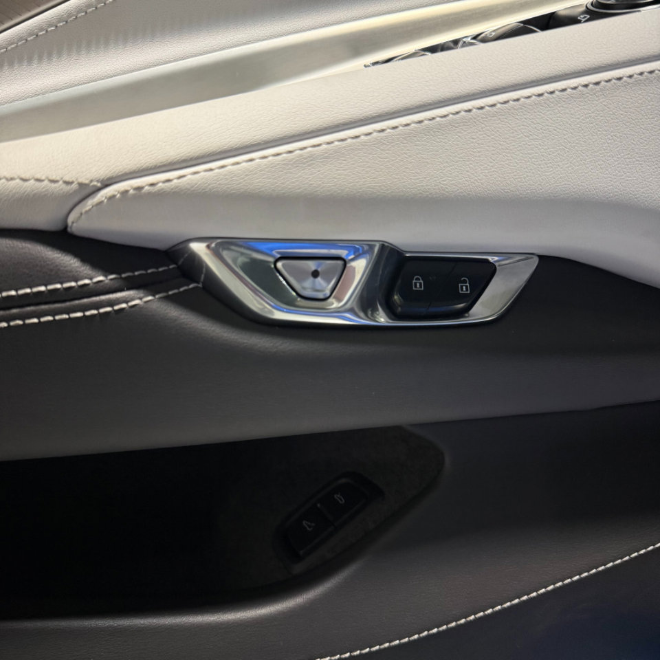 Used 2022 Chevrolet Corvette Stingray Preferred Conv w/ Z51 Performance Package RWD image 23