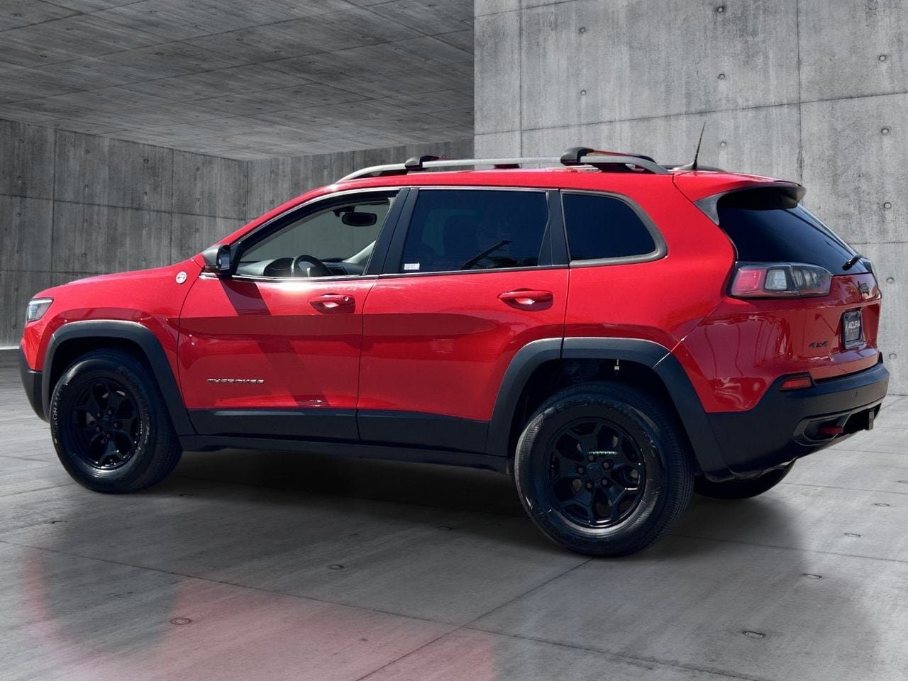 Used 2019 Jeep Cherokee Trailhawk w/ Comfort/Convenience Group AWD/4WD image 3