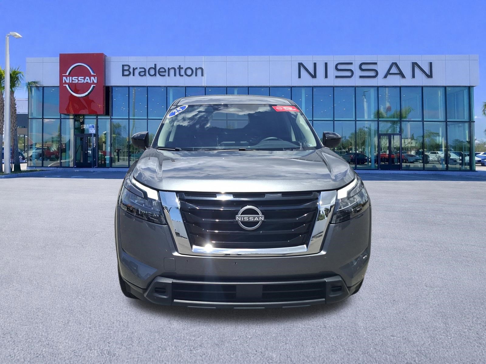 Used 2025 Nissan Pathfinder S FWD image 2