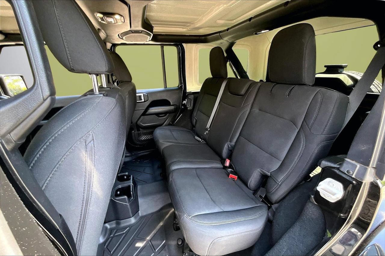 Used 2022 Jeep Wrangler Unlimited Sahara w/ Cold Weather Group AWD/4WD image 22