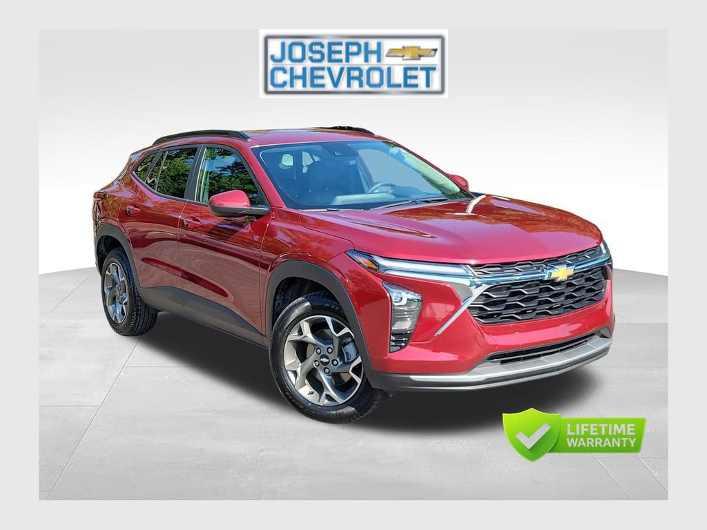 Used 2025 Chevrolet Trax LT FWD image 1