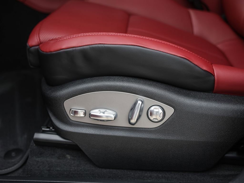 Certified 2025 Porsche Macan image 14