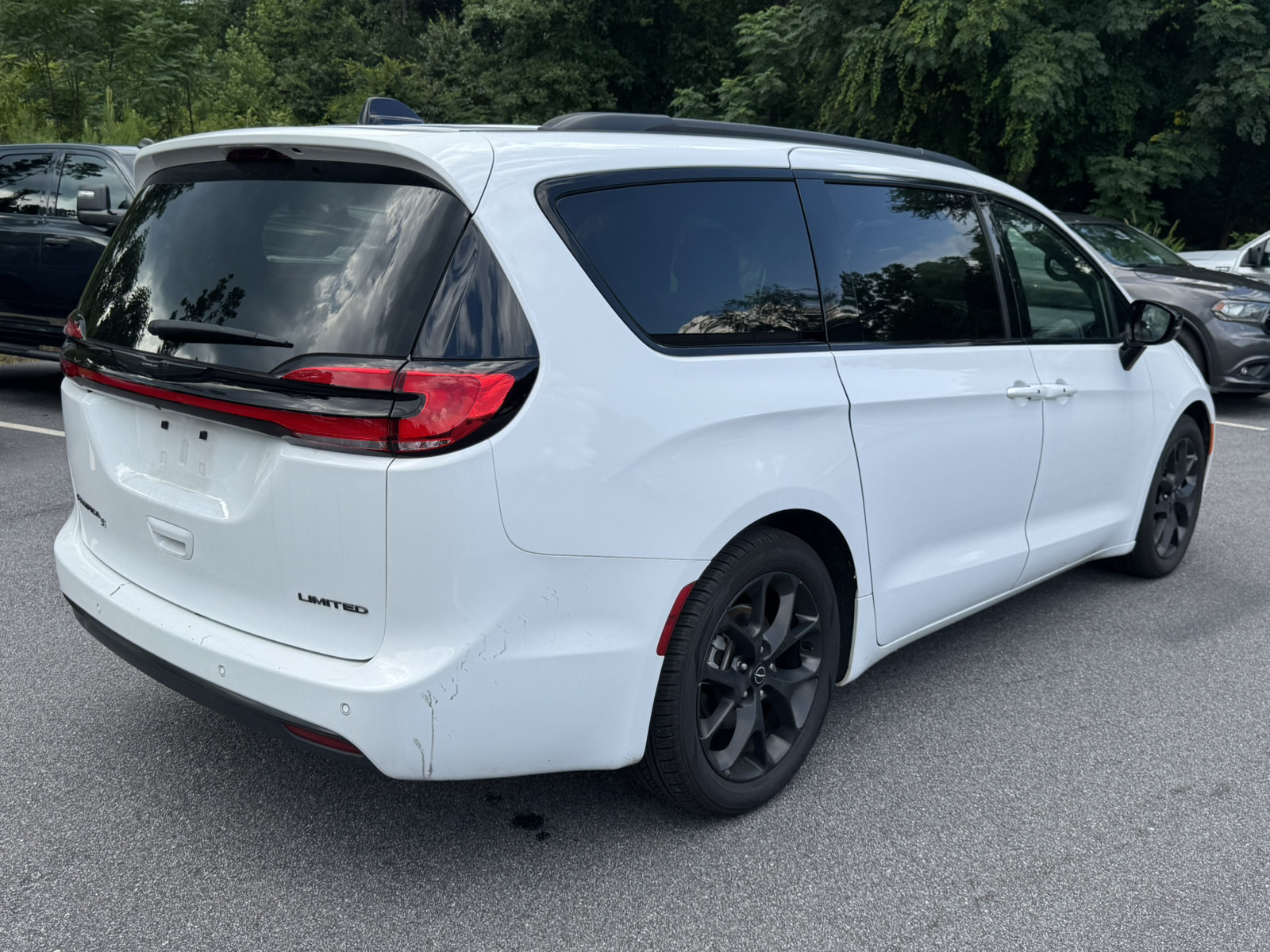 Used 2025 Chrysler Pacifica Limited FWD image 5